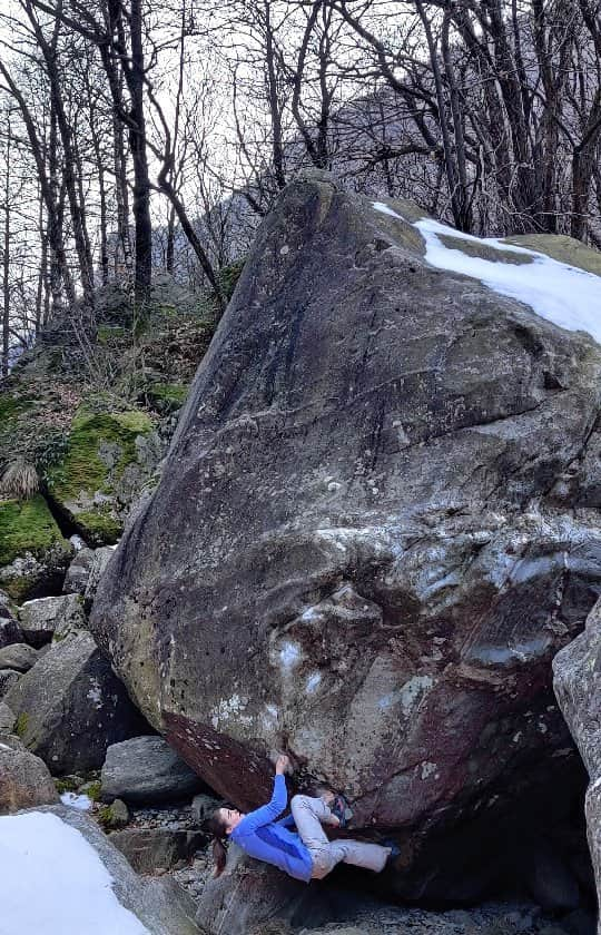 クロエ・コリエーのインスタグラム：「Throwback to my Brione trip with this high boulder "Forever more" 8A+ ✅ That's not really what my doctor would recommand me for the healing of my ankle at the moment 😅 So eager to climb outdoor again 🤩」