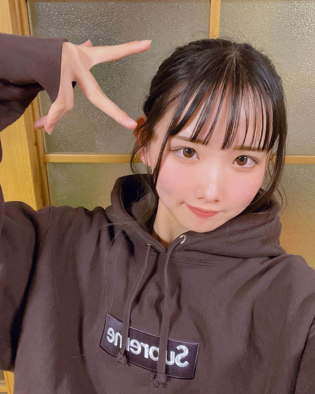 中野みやびのインスタグラム：「👱‍♀️👱‍♀️👱‍♀️   #中野みやび  #parker  #パーカー  #ポニテ  #自撮り  #ポニーテール  #茶色  #brown  #かわいい  #color  #peace  #girl  #女子  #くるくる  #ヘアアレンジ  #hair  #ヘア」