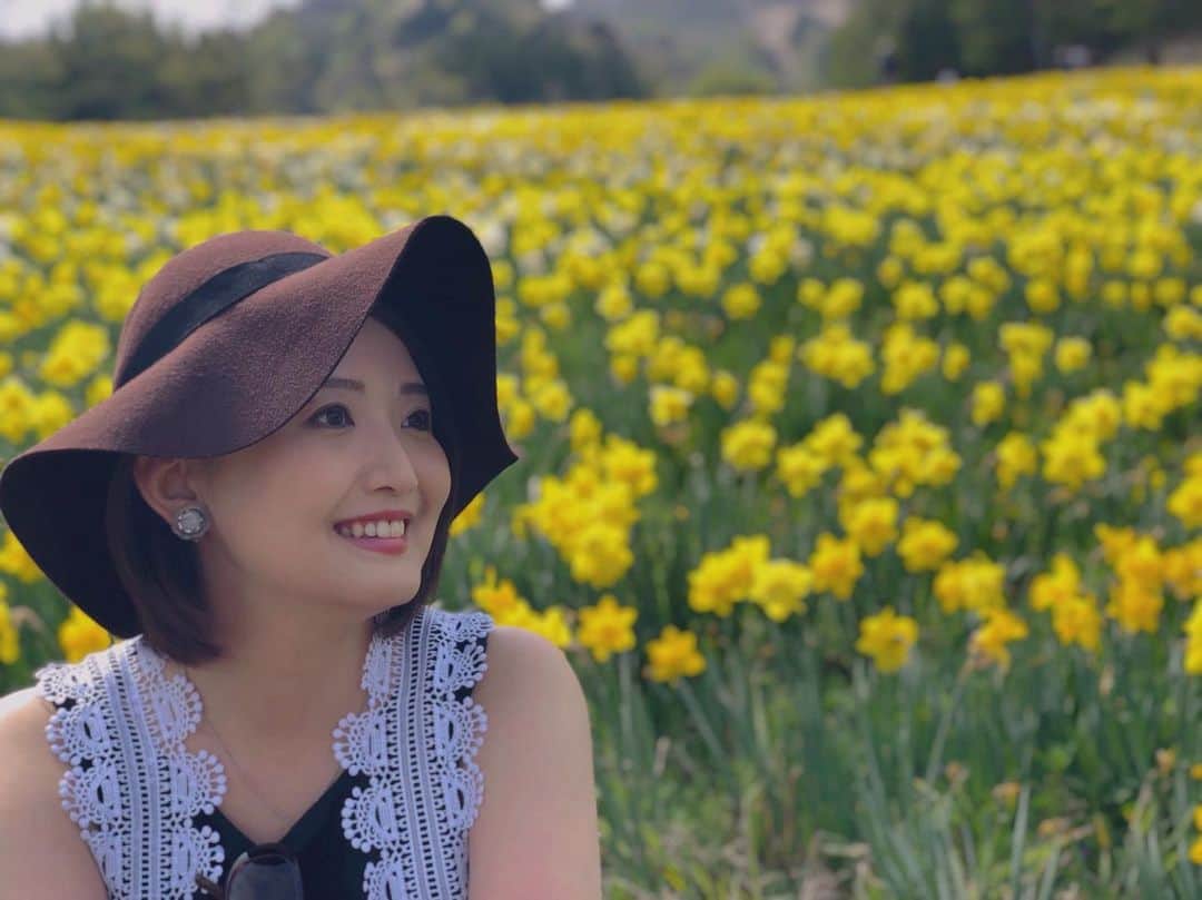 のインスタグラム：「毎年、#国際女性デー がやってくるたびに、 わざわざ祝う必要がない世界を願ってしまいます。  男性だから女性だからじゃなくて ひとりの人間として特性を認め合う そんな社会を理想と信じています。  日本は相変わらず… ジェンダー平等については世界120位。 先進国で最低レベルの、ため息モノ。。  男女は互いに影響しあって生きているから 女性だけでなく男性もエンパワーメントしないとね だって自信がない人は相手を抑圧したり攻撃してしまうから。 #国際男性デー も作ってお祝いしましょうね🥂🙋‍♂️（笑）  というわけで Whitte @whitte_official は、 男女ともに輝かせたいから当初からジェンダーフリー。 あなたの美しさを呼び覚ましてほしいと、願ってます。 （あ…いつのまにやら宣伝になってる…仕事しすぎか笑） というかジェンダーで香りを語らないでほしいとさえ思ってます （また熱く語り始めそうだからここでストップ笑）  ちなみにこちら、いつぞやの黄色フォト！ #ミモザ じゃなくて、#水仙 とのお写真だよ💛 ジャスミンに近いようなとても良い香りで、 お花畑でずーっとクンクンしていました…（笑）  いつでも、お花のプレゼントは、嬉しいですよ〜🥰  #鯖の日　#過去ピク」