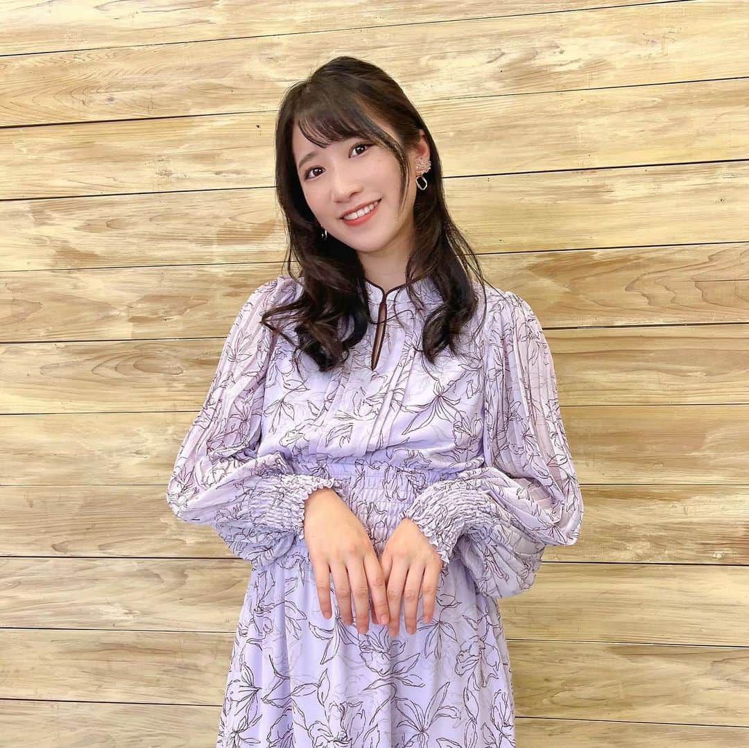 加藤一華のインスタグラム：「. ✨懐かしい未来 / 上白石萌音✨  衣装はdazzlinさん🌼 @dazzlin_official   ラベンダーカラーのワンピース可愛かった👗 きれいめシルエットがお気に入り🌸  第100回全国高校サッカー選手権大会応援歌⚽️  高校野球も高校サッカーも、 一生懸命頑張ってる姿に胸打たれる…😢✨ 一度きりしかない今を大切にしたいよね✊ みんなにも届けたくて、この楽曲をえらびました😌  歌ってみた動画、ぜひみてね🌱  #歌ってみた #上白石萌音 #懐かしい未来 #春服 #春服コーデ  #dazzlin  #ワンピース #ワンピースコーデ #ootd #低身長コーデ」