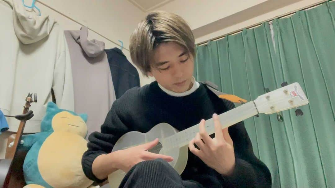 岡田竜（岡田桜井）のインスタグラム：「Fly me to the Moon  #ウクレレ #ukulele #flymetothemoon #またもや1年ぶりの投稿 #1年に1回投稿する人 #髪伸びたな」