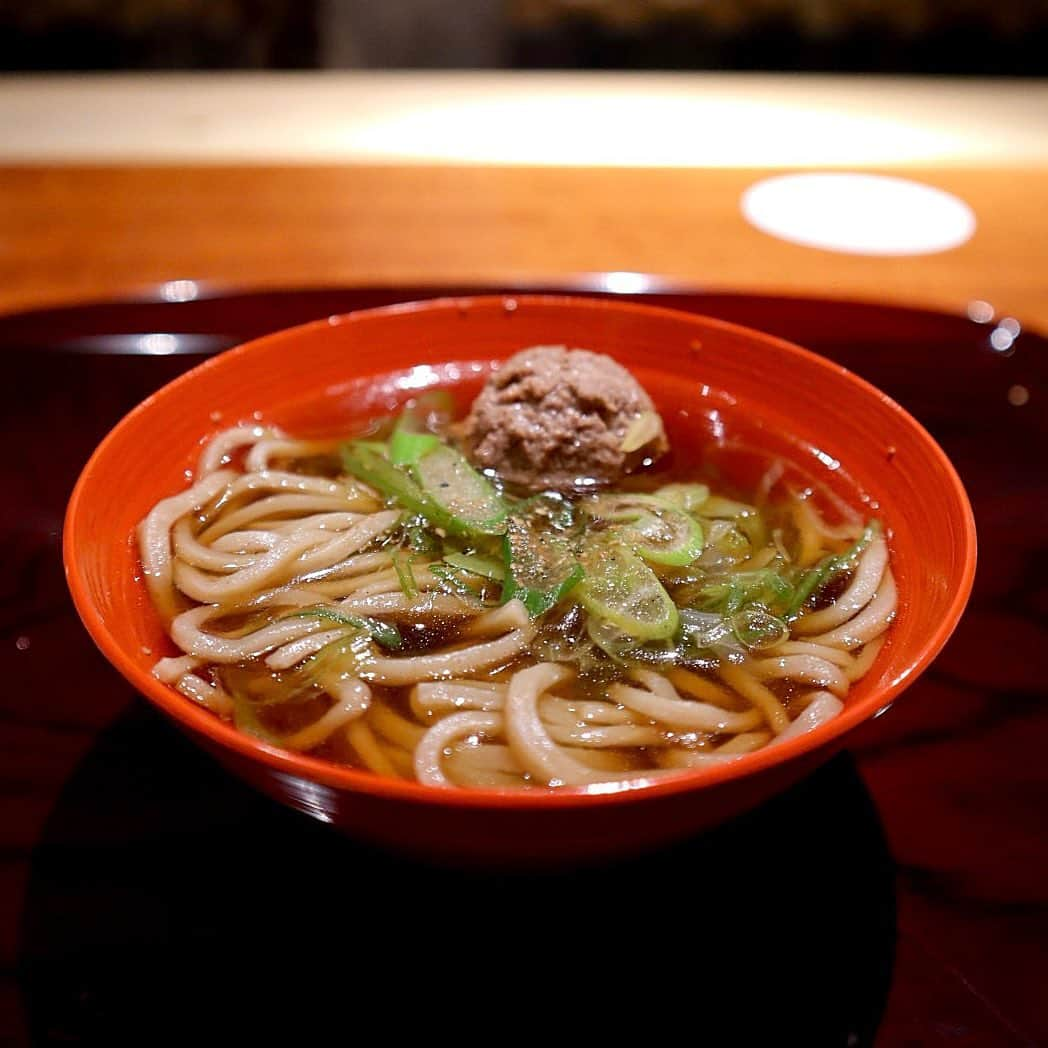 みぃみさんのインスタグラム写真 - (みぃみInstagram)「京都一ツ星【東山 吉寿】③お料理 ⁡ 2月のテーマは【命と感謝】と掲げただけあって、ジビエが数多く登場いたしました。私はジビエが大好きで、特に脂の甘み旨みが絶品な熊や猪が好きです。鴨→猪→熊と3連発で続いた流れにヴォルテージは最高潮！最後は鴨蕎麦で〆るというセンスの光るコース構成にノックアウト！全品ハズレ無しで最高です‼︎今回も終始笑顔溢れる楽しいひと時をありがとうございます(ᴗ̤ .̮ ᴗ̤ )₎₎💕 ※詳しくはアメブロ・食べログ・Google投稿済 ※お店と大将については①参照 @yoshihisa.1208suzuki  ⁡ ⁡ ■おまかせコース1種類¥22,000〜¥29,000 ※月によって変動あり ⁡ ●店主の鈴木吉寿氏のご挨拶から始まります ⁡ ★シャン杯：Pommery Grand Cru Millésime2008 ⁡ ●白魚の玉締め ※アレルギー対応。皆さんは柴山松葉蟹 柔らかな白魚を玉子で締め、ふんわりまろやかな食感と優しい味わいにほっこり。一寸豆と花穂紫蘇が彩りを添えて。季節の演出梅干しの酸味がキリッといいアクセント ⁡ ●淡路島産黒鮑 山形県産うるい 菜の花  和物 酢味噌和えで爽やかに ⁡ ●Top📸：ぐじ みぞれ仕立て 蓋を開けた瞬間に柚子の上品な香りがふわぁ〜♡ お口の中でほろっと解れるぐじ（甘鯛）の身は、上品な甘さと極上の旨み。滋賀県特産の伝統野菜の近江かぶらを使ったみぞれ仕立てで、甘みも香も豊かでなめらかな舌触り。体の芯からポカポカ ⁡ ●河豚白子、サヨリ、赤貝、烏賊  鮮度抜群で生でも食せる魚介たちをセルフで炙って食します。そりゃもう何しても超おいしい。特に、白子の雑味0の美味しさったら感動的。琴引浜の塩に酢橘をぎゅっと搾った塩酢橘でシンプルにいただくので、食材の持つポテンシャルの高さをダイレクトに実感  ⁡ ●唐墨餅 ⁡ ●青首鴨 クレソン ミモレット  これ好きーーー‼︎ウルトラ絶品‼︎ 低温調理で丁寧に火入れをした青首の本鴨。ミモレットをたっぷり削って、国産レモンで香り付けをして完成〜♪ ソースは3種類。あけがらし、イタリアのお塩、鴨肝ペースト。臭みはなくジューシーで脂が乗っているのにあっさり。しっかりとした弾力で、噛むほどに赤みの力強い旨みが増します ⁡ ★鴨には贅沢にもChateau Latour 2002 ⁡ ★ブルゴーニュのピノ・ノワール Louis Jadot Corton Grand Cru 1997 ⁡ ●ハイボール×自家製燻製チーズ 吉寿さんのスペシャリテ♪ ホワイトオークの古樽を使用した自家製燻製チーズは、ウイスキーのほのかな香りと渋みが特徴。このお料理だけに使用されるオールドバカラのグラスでハイボールと共に楽しみます。ウイスキーはK6の西田稔氏に特別に作っていただいている吉寿オリジナル ⁡ ●酢豚ならぬ酢猪 獣くさくなるが出る前のどんこ（生後約1年未満の仔猪）とうり坊（生後4ヶ月未満）の2種のお肉を使った酢猪。どんこは程よく脂がのって柔らかい。うり坊は柔らかいけれど脂が少なく淡白な味わい。いずれも噛めば噛むほど旨味がじわ〜っとお口の中に広がり、コクがあるのにさっぱりとした後味。甘いタレと絡んで鬼うま‼︎ ⁡ ●熊汁  丹波篠山の黒豆から作られたお味噌のダシに、熊肉の甘い脂と旨みエキスがたっぷり滲み出て、心ときめく格別の味わい♡たっぷりのお葱もポイント ⁡ ●本鮪の山かけ丼  玄米ご飯 鼻から抜ける赤身鮪の独特の香りとその強さが、ホカホカのご飯によりいっそう強調。芯を残した玄米ご飯の食感がまた良き ⁡ ●鴨南蛮そば 和ダシに鴨の脂と旨みが入り込む。山椒の香りを感じながらズズッと一口。甘みとコクが増したダシの旨さときたら...♡ お次に鴨つくねをパクッ。野趣の旨味が凝縮されたお味がお口の中に広がります。二八の鶴喜そば（滋賀県で有名なお蕎麦）は味がしっかりして、いい感じの穀物感。大阪の難波ネギをのせ、爽やかな風味をプラス。諸説あるけれど本当の鴨南蛮は大阪の難波ネギを使うからとか。全てが抜群のコンビネーション ⁡ ●京都亀岡産 女峰 ⁡ ⁡ ■東山吉寿2018年9月のオープン以来大人気、店主 鈴木吉寿氏の飽くなき探究心、確かな知識、卓越した技が詰まった、ミシュラン京都一つ星の日本料理店。毎月まったく違ったテーマで愉しませて下さるので、いつ訪れても新鮮でワクワク♪ お料理はもちろん、利き酒師でもある鈴木大将のお酒のラインナップも素晴らしい。また、随所に趣向を凝らした演出や、キャラ立ちされている鈴木吉寿大将のウィットに富んだ軽快なトークも大きな魅力！ ⁡ ⁡ #東山吉寿 （ひがしやまよしひさ） #京都 #日本料理 #ミシュラン #食べログ 4.18 #食べログアワード 2022bronze #予約困難店 #年内ほぼ満席 #お気に入りのお店 #素敵な大将 ⁡ ⁡ #michelin #michelinstars  #グルメ#japanesefood #japanesecuisine #instafood #gourmet #kyoto #京都グルメ #関西グルメ #canon #一眼レフ #京料理」3月8日 23時33分 - miimi__miimi