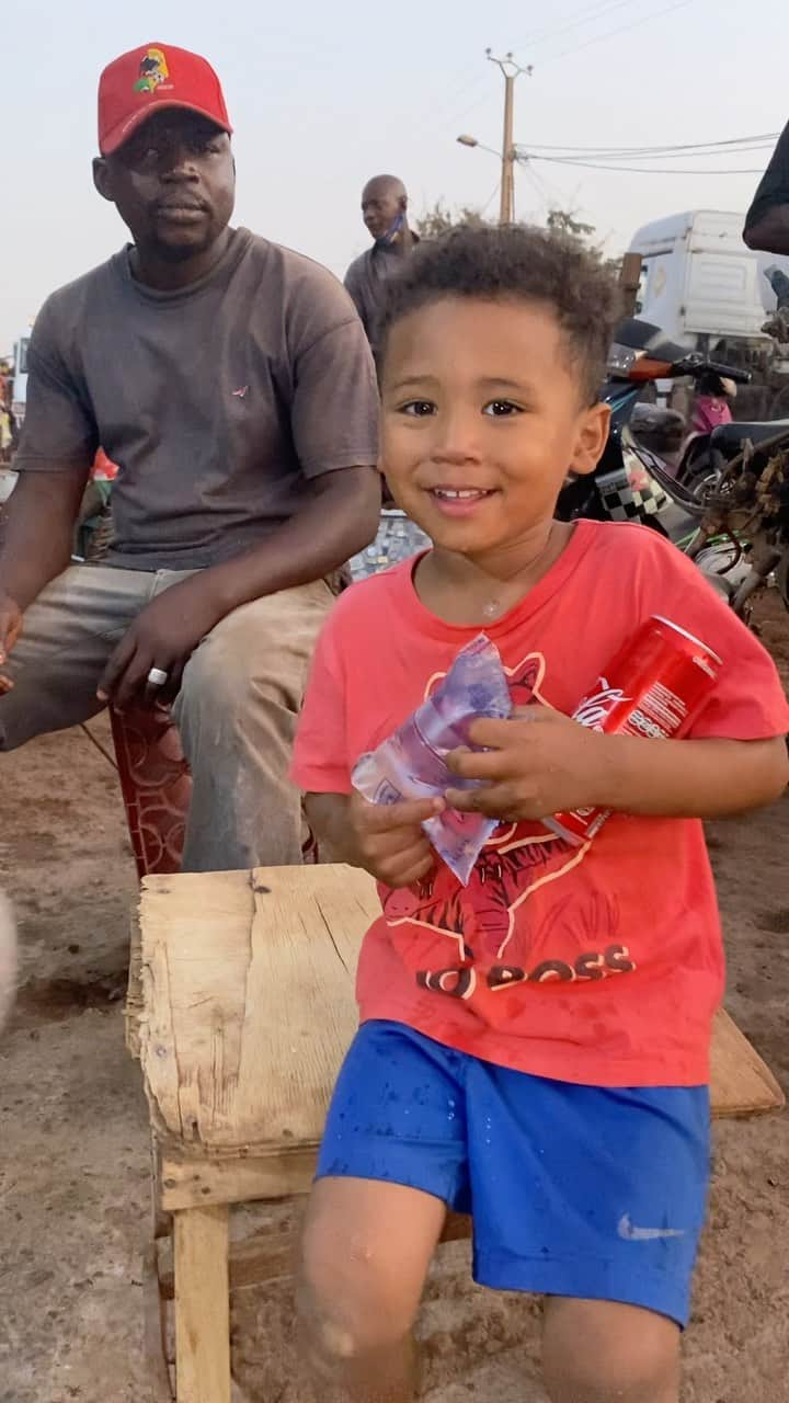 中鉢明子のインスタグラム：「🇲🇱Children became good at drinking Ji-souna (water sachet) 👏 #water このビニールバックのお水は開け口がないので角っこを少し噛んで水がバーッと出ててくる前に飲む(瞬間技)！そして飲みきる。子どもたち、だいぶ板に付いてきました😉👍 #マリ共和国 #アフリカ #Jisouna #watersachet #sikasso #mali #africa #水 #子育て」