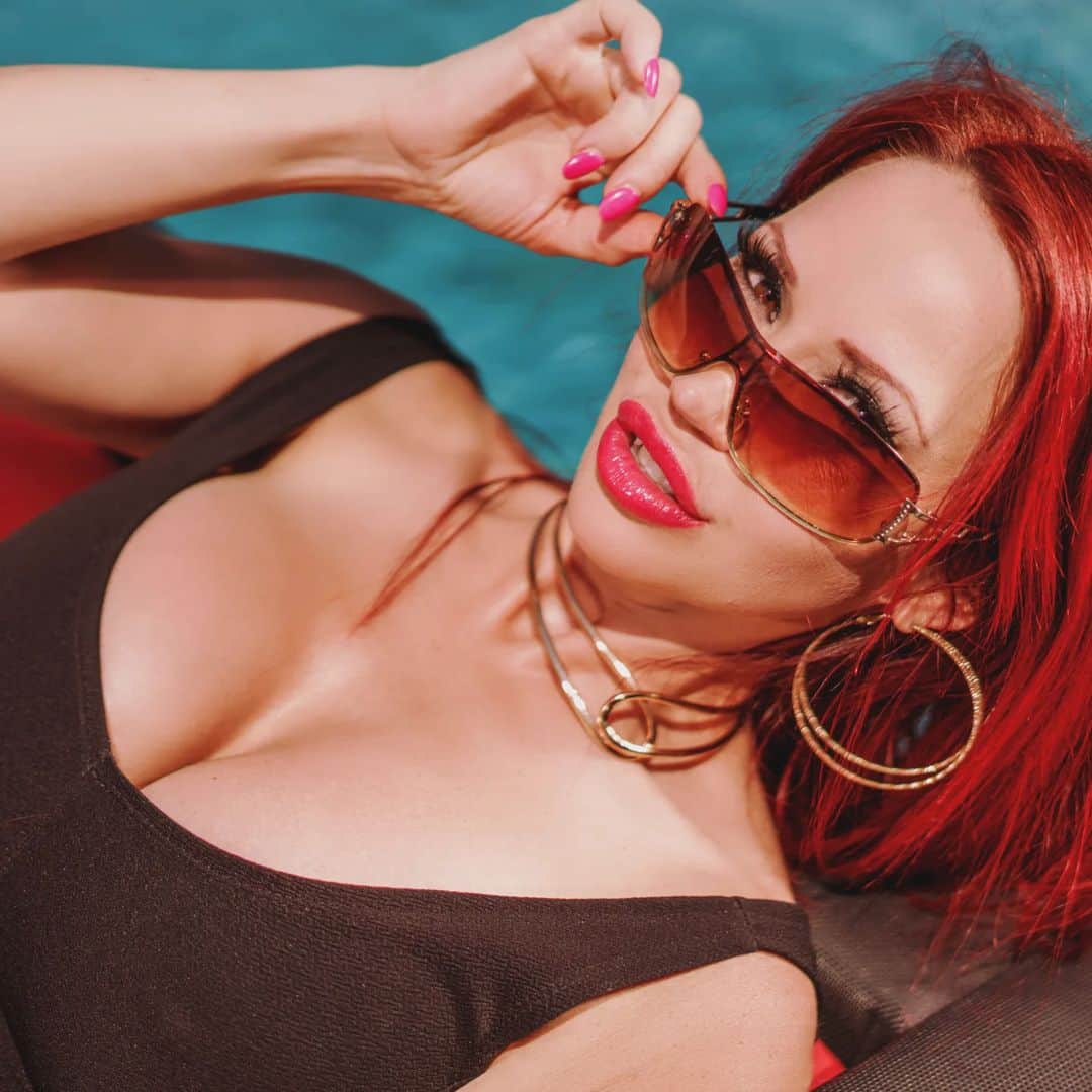 ビアンカ・ボーチャンプのインスタグラム：「It's the time of the year to surround us with warmth wouldn't you agree? NEW SET at ILOVEBIANCA pool time and sunglasses! Posh! #redhead #sunglasses #pool #water #hot #redlips #pinknails」