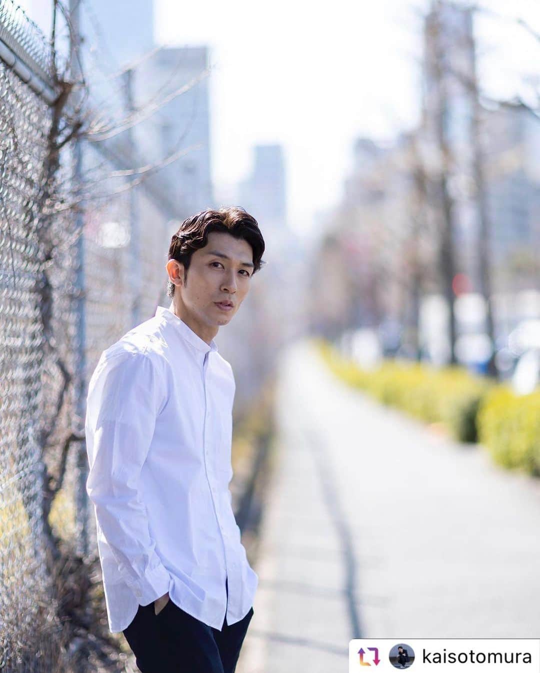 dorlisのインスタグラム：「📸✨ 以前、「針のない時計」のMVに出演してもらった、外村 海君の宣材写真を撮らせてもらいました‼︎  宣材写真なんて、初めてだったので、さてどうしたもんか？！と戸惑いつつ、ファッション誌や作品撮りとは異なる、宣材写真の意味をまずは改めて考え、海君に合いそうな風景や壁を探すべくロケハンをしながらイメージをしつつ。。  そして、さすが役者さん。 次から次へとコロコロとポーズや表情を変えるもんだから シャッター押すのが楽しくって仕方なかったです！  「いいね、玉木宏！セクシー！」 「きたよこれ！反町隆史！」とか、 昭和を隠しきれない私のかけ声。  海君、大事な撮影を任せてくれて本当にありがとう👏 バンバン受かりますように！  #dorlis #外村海 #針のない時計 #photograph #宣材写真」