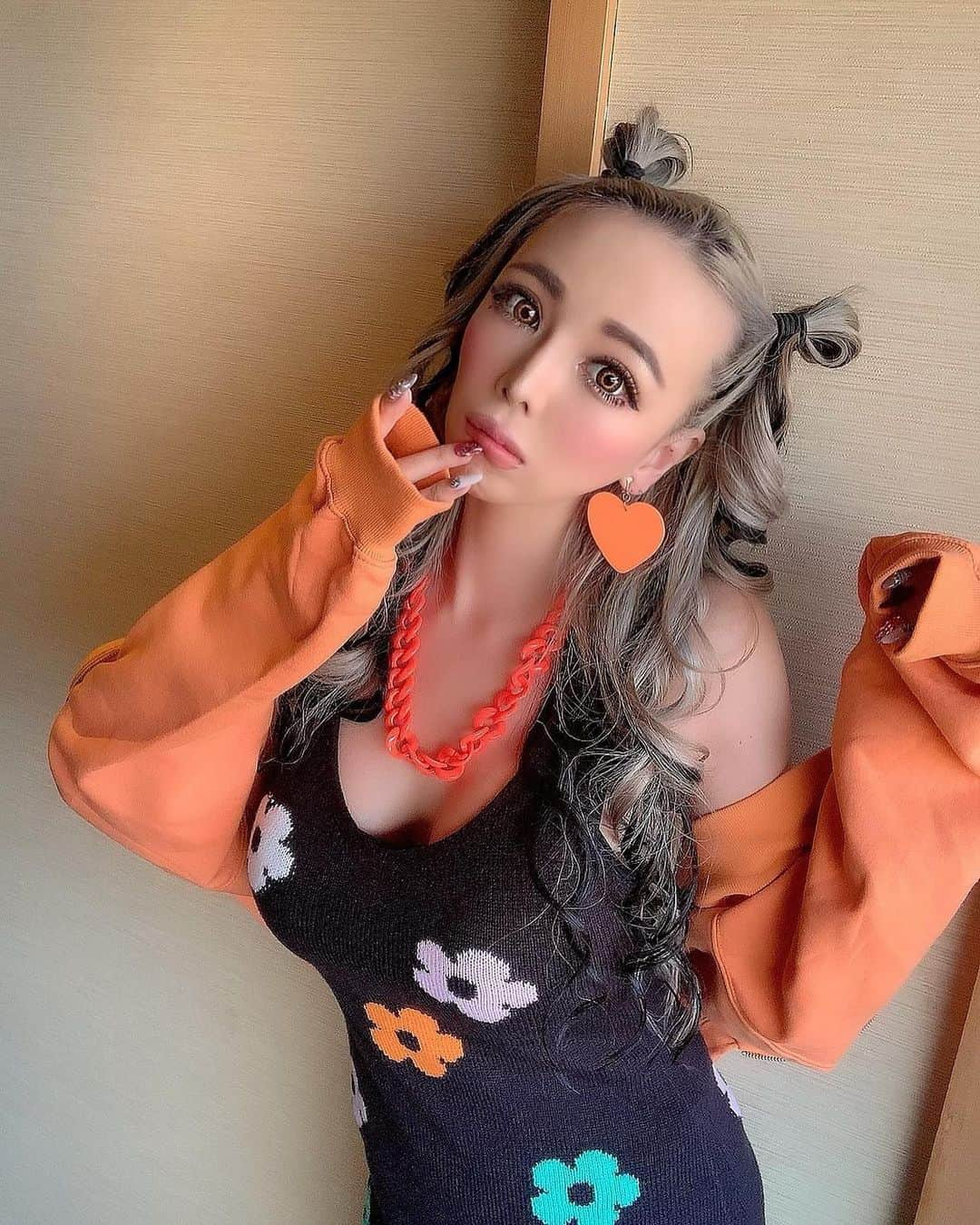 霜月るなさんのインスタグラム写真 - (霜月るなInstagram)「オレンジcode🍊🧡 髪の毛ぐちゃぐちゃやけど ごめんね✨🤪 ワンピとパーカーゎ あたしの大好きなH&M❤️✨❤️ セクシーギャルゎ 好きですか？💕💕💕  #ギャルしか勝たん#オレンジコーデ #セクシー#fashion#code #패션 #时尚#h&m #ottd #しもるな#ワンピ」3月9日 0時38分 - shimoruna