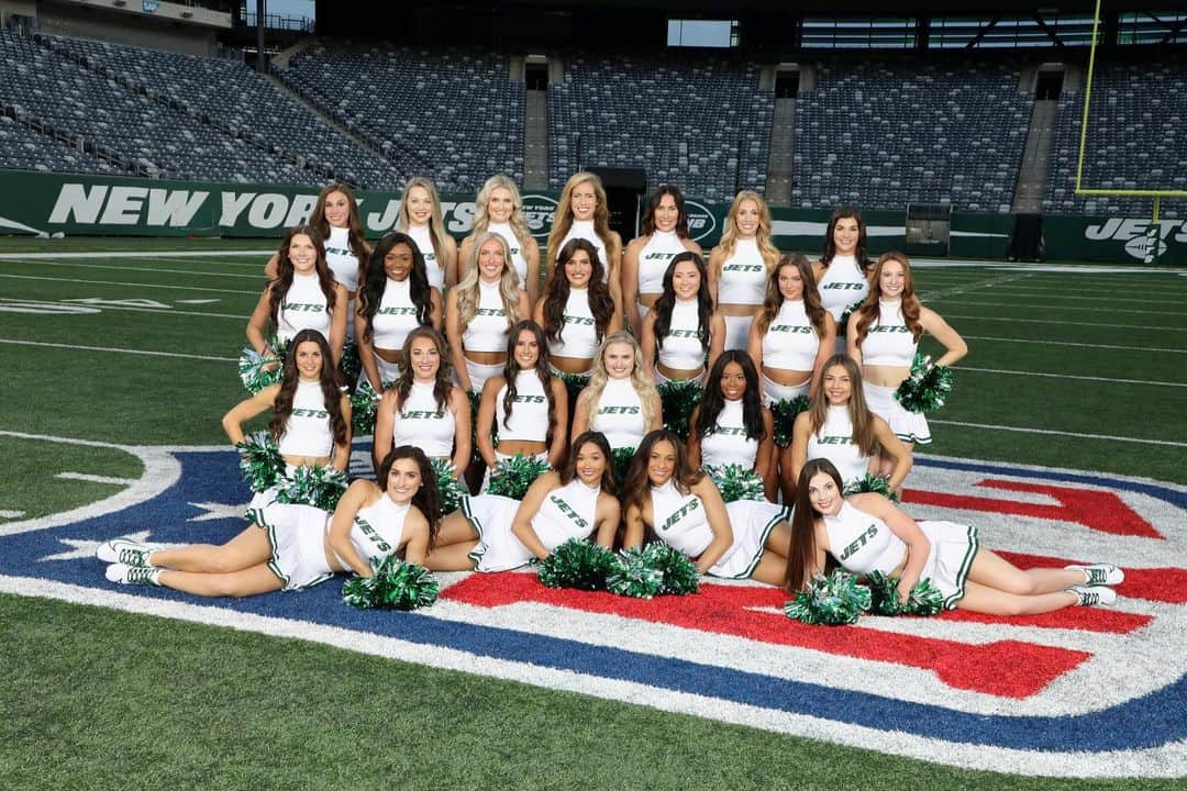 Jets Flight Crewのインスタグラム：「Happy International Women’s Day from the Jets Flight Crew! 💚 #internationalwomensday」