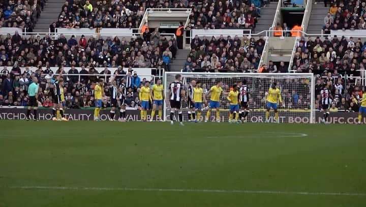 ファビアン・シェアのインスタグラム：「That angle😍🌪.. 🖤🤍 #nufc」