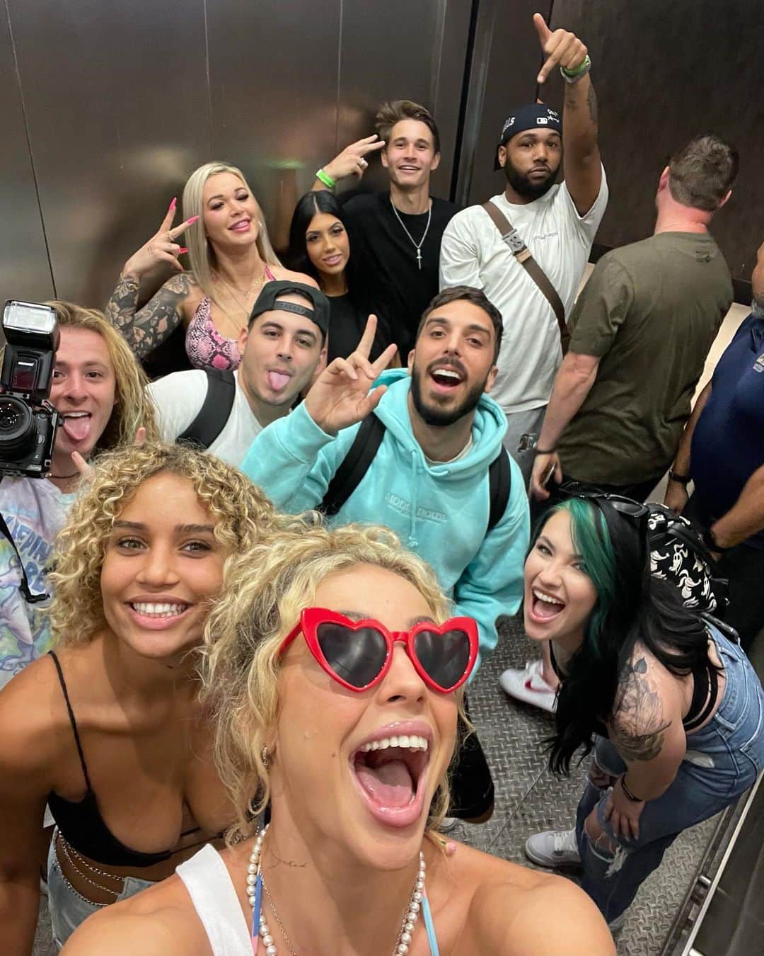 チャーリー・ジョーダンのインスタグラム：「A years worth of preshow elevator pics, to the real ones that keep me going. The people that are there are not just for the good times but for the hard times as well ❤️ I love you guys! I wouldn’t be able to do what I do without you. Let’s play a fun game of how many times has @bbgirl_halo dyed her hair 😂  So sorry if I didn’t tag u apparently there’s a tagging limit lol」