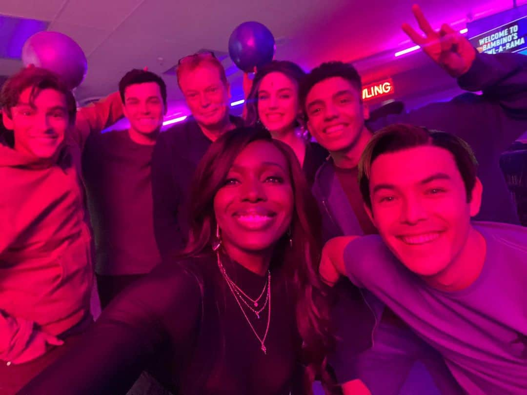 ブレントン・スウェイツのインスタグラム：「Back to work selfie w the crew on titans S4. Happy to be back.  Fyi new guy in the middle is @nicholas_copus , our director. Spoiler alert: Ep 1 kicks off with some bowling.  Let’s go!  🎳🎳🎳😎🙋🏽‍♂️🥊」