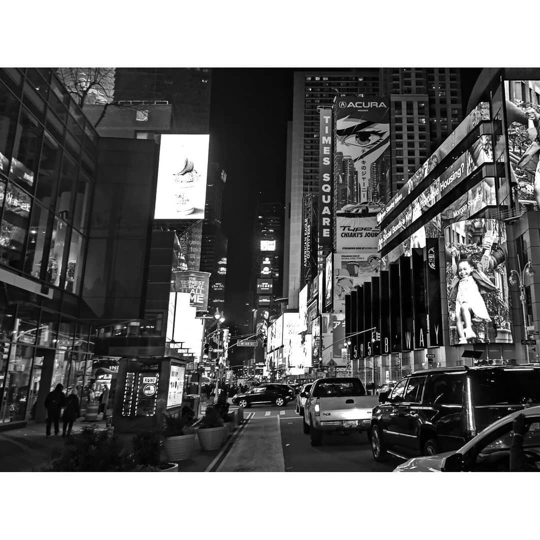 大野拓朗のインスタグラム：「March 6, 2022 In #Timessquare @leica_camera_japan #Leica #LeitzPhone1 mode: leitz looks」