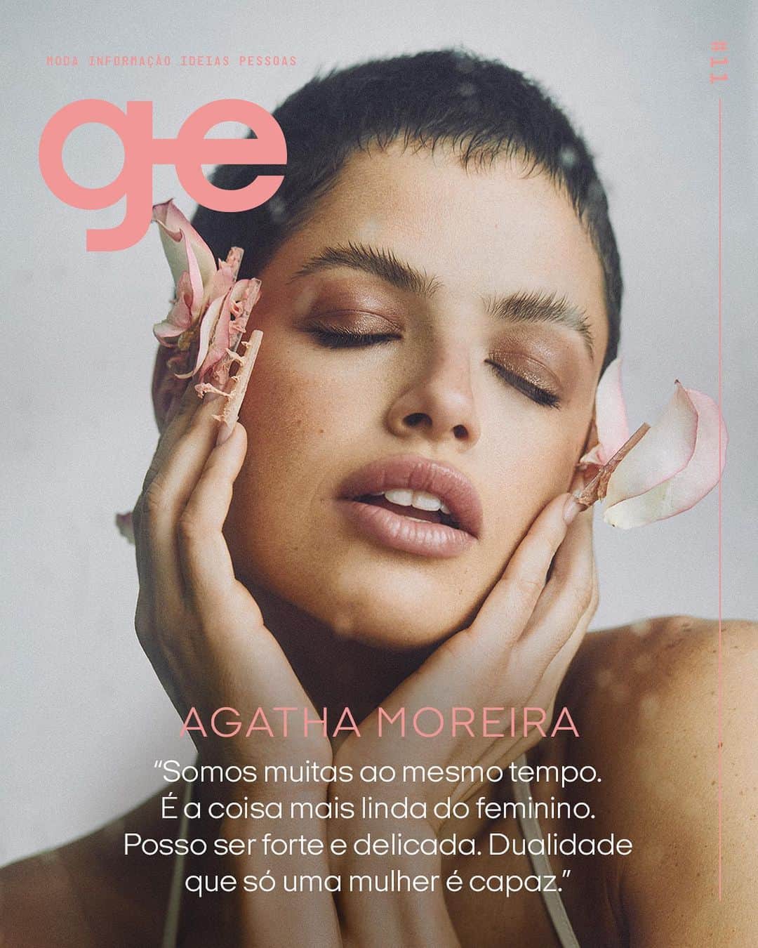 アガサ・モレイラのインスタグラム：「Neste dia tão importante, que coloca em pauta a luta da mulher, eu fui convidada pela @niveabrasil para protagonizar a capa do @garotasestupidas  Convido vocês para conhecerem um pouco mais de mim… Nós, mulheres, somos capazes de sermos plurais e isso nos torna únicas! A gente consegue ser forte e amorosa ou ser dura e cuidadosa, sabe? Essa dualidade é a nossa potência e o mais belo do feminino. A entrevista ficou incrível! Leiam e depois me contem o que acharam?  Espero que gostem <3  Por @nelizedezzen Fotos @brunacastanheira Direção de arte e Styling @carlosesser Beleza @camila_anac Nail Artist: @robertamunis Texto: @amabilereis Assistentes de foto: @biagarbieri e @franklindalmeida Produção de moda: @rourives Assistente de beleza: @b_e_t_y_n_h_o Set design: @jeanlabanca Assistentes de set: Roberth Augusto @roberthaugsto Pedro Vilaça @pedrovilaca Tratamento de imagens: @helenacolliny」