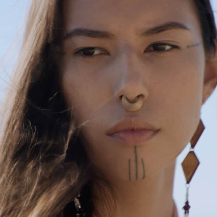 マッカージュのインスタグラム：「SUSTAINABLE SPRING 22 LAUNCHES MARCH 10.  The collection, epitomized by model and land protector Quannah Chasinghorse.」