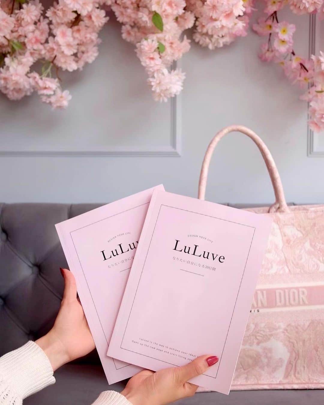 七尾エレナのインスタグラム：「LuLuveがリニューアルしました💕  発売から1年が経ち 沢山の方々に使って頂くなかで  お客様からのフィードバックで 特に多かった点を改良しました！  サイズもB5サイズに変更したことで 更に持ち運びしやすく どこにでも持っていけるサイズ感に✨  新生活がはじまるタイミングで LuLuveのワークブックで 自分を見つめ直してみませんか？✨  👇こちらから購入できます @luluve.jp   #LuLuve #ルルヴェ #自分と向き合うワークブック」