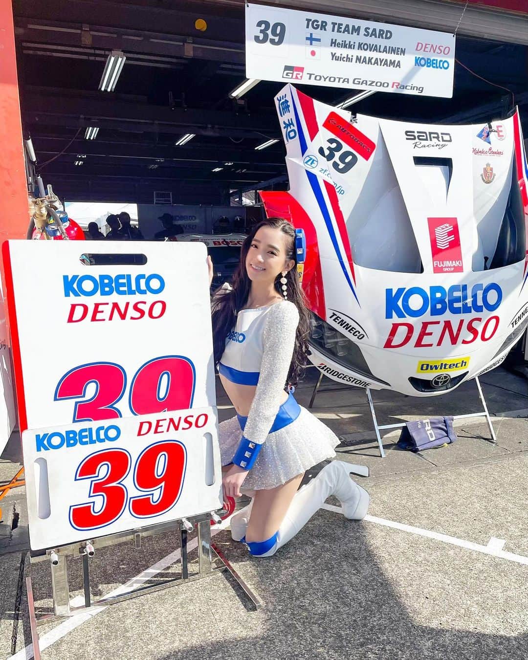 太田麻美のインスタグラム：「本日3月9日は、39号車の日💙❤️  #tgrteamsard #sard #kobelco #kobelcogirls #racequeen #rq #レースクイーン #スーパーgt #サード #コベルコガールズ #コスチューム #3月9日 #39号車の日」