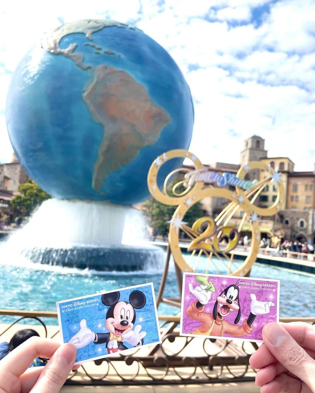 七輝かおるのインスタグラム：「＼🤍2年ぶりの夢の国🖤／  ⁡夫の誕生日に行ってきました🎉  誕生日ディズニーってキャストさん みんなにお祝いしてもらえて嬉しいよね☺️💓 (私じゃないけど！🤣)  楽しすぎて一日あっという間だったな🥺  次はランドに行くぞー🏰✊🏻❤️  皆さんの好きな乗り物、 よければコメントで教えてください☺️✨  ⁡#東京ディズニーシー #ディズニー #ディズニーシー #disney #disneysea #充実の一日」