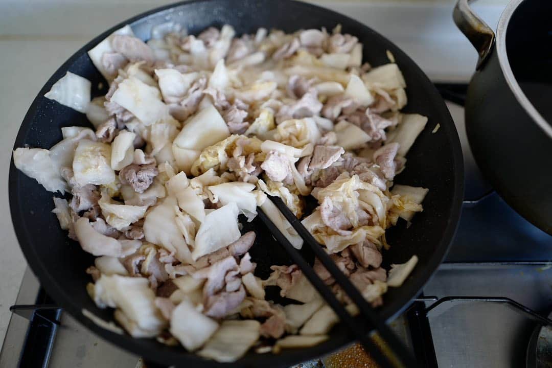 安田美沙子さんのインスタグラム写真 - (安田美沙子Instagram)「おともだちに教わった 白菜の古漬けの炒め物✨  ごま油で炒めるだけでおいしくて、豚バラも一緒にいためた。おいしーい🤍  ビールに合うやつ✨  #古漬け　#白菜　#みさこクッキング #ごま油　#豚肉　#お酒に合うやつ #のんべえ　#うまい」3月9日 15時23分 - yasuda_misako