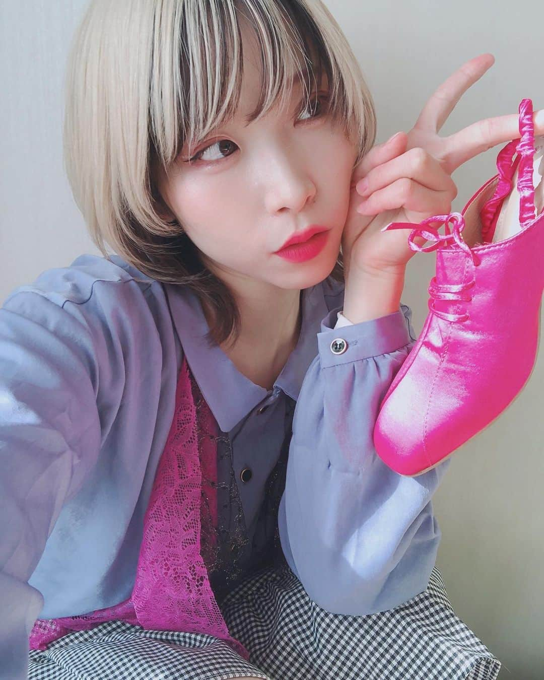 朝日奈丸佳のインスタグラム：「春だから、おニューのヒールおろした👠 リップもおそろカラーにした💓 マゼンダとか、フューシャピンクって大好き。なんでこんなに可愛いんだ！  あとわたし気がついたんだけど、ミュールって言葉にめちゃくちゃときめく。サンダルの種類みたいなもんなんだけど、小学生のころ履いていたクリアな素材でラメの入ったお気に入りのミュールがあって、それがひときわキラキラと靴箱で光って見えた記憶。 大人になってもミュールって響きにキュンとする。   #春  #ミュール  #新しい靴  #fashion」