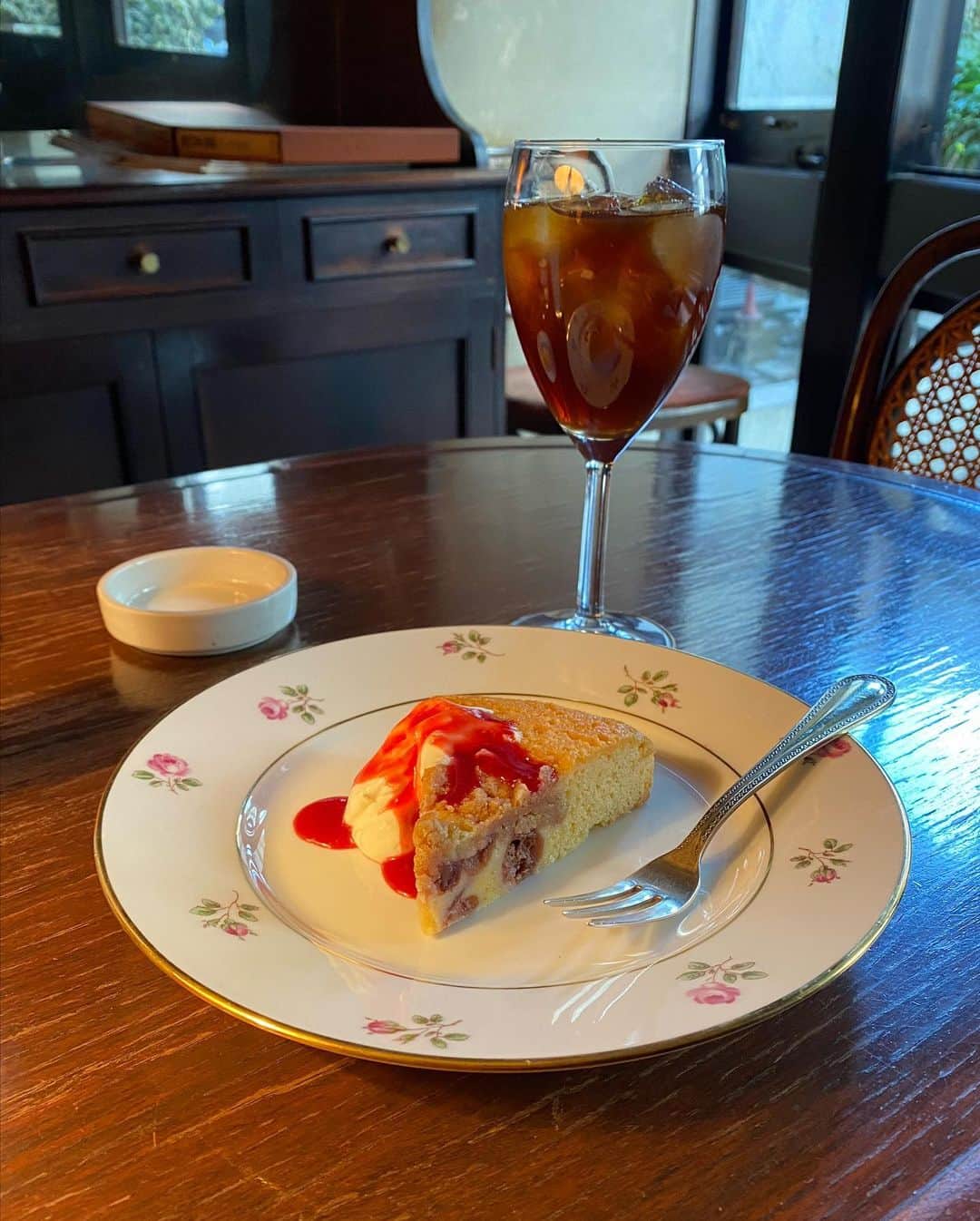 阿部朱梨のインスタグラム：「空気感も珈琲も 全てが好きなお店  ☕️花泥棒」