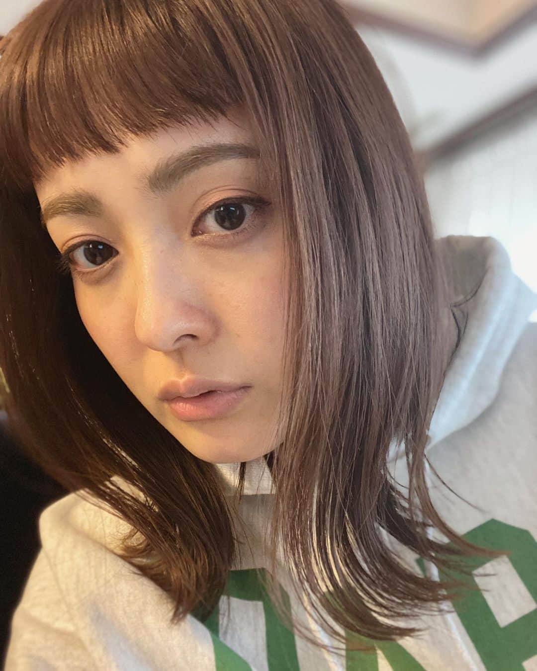 のインスタグラム：「髪の毛10センチくらい切りました！ 前髪もパッツンにしてもらいました！ 髪色も素敵にしてもらいました！  切りっぱなしカット✂️  いつもお願いしてるのは @matsuharu_evoke さんでーす！  #today #happy #hairstyle  #haircolor  #前髪#切りっぱなしボブ  #表参道#松島春樹 さん」