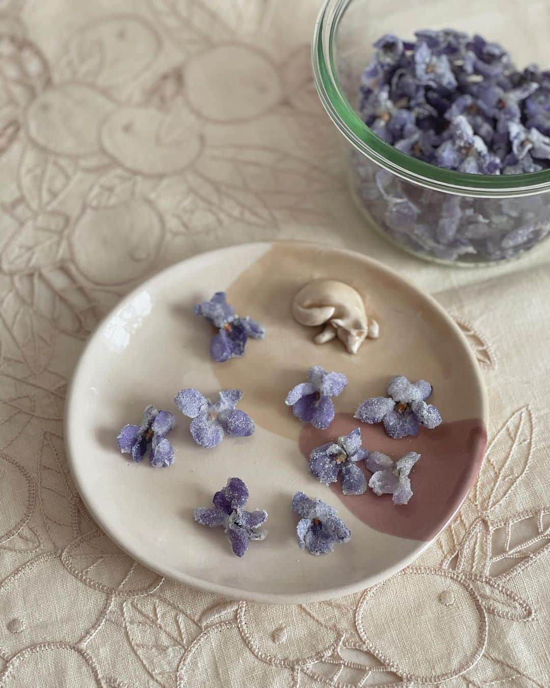 フィロとポンポンのインスタグラム：「Bonbons à la violette fait maison. • Merci @cinqa10 pour cette jolie assiette Pompon !」