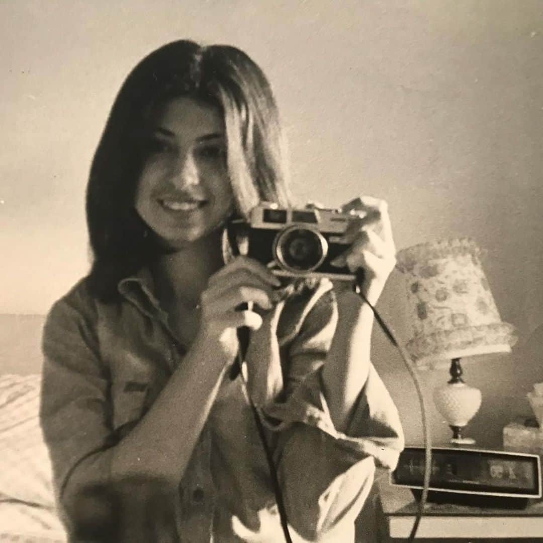 ヴァネッサ・レンジーズさんのインスタグラム写真 - (ヴァネッサ・レンジーズInstagram)「This photo of me from this series reminds me of (swipe) this 1976 photograph of my mom, taken ten whole years before she was “my mom”.   This photograph of Maha is iconic (to me) I LOVE it. She was in high school taking a photography course and had only been in Canada for 7 years! (our family left Egypt in the 60s.)  I’ve obsessed over this sweet photograph for so long(still do): her alarm clock & lamp, her cute smile. I love looking at her and thinking “this little you has no idea we are gonna meet in about a decade”. 🤗🤗  📸 of me by @summer.hokulani   📸 of Maha self portrait ☺️」3月9日 8時00分 - littlelengies