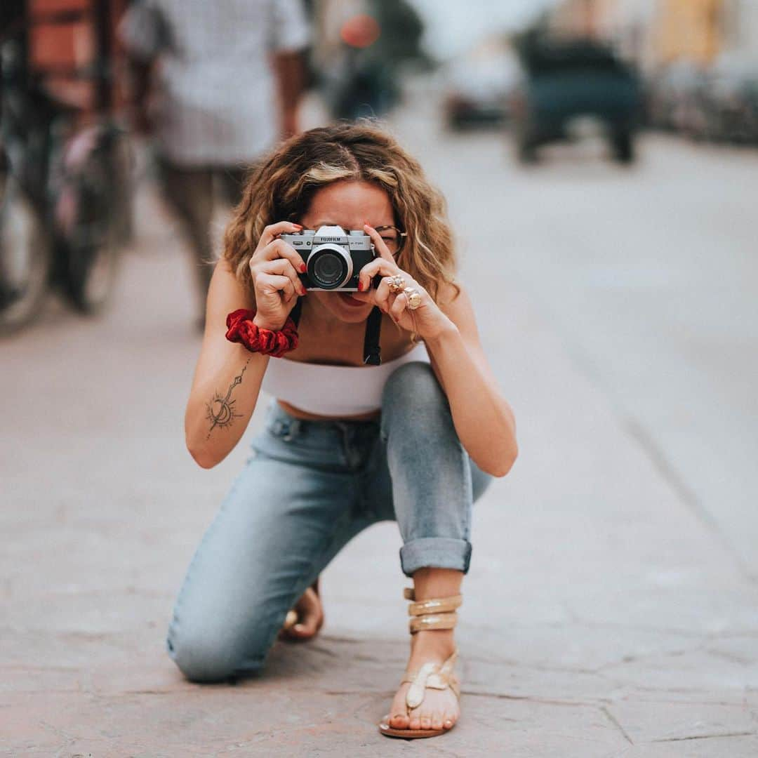 ヴァネッサ・レンジーズのインスタグラム：「This photo of me from this series reminds me of (swipe) this 1976 photograph of my mom, taken ten whole years before she was “my mom”.   This photograph of Maha is iconic (to me) I LOVE it. She was in high school taking a photography course and had only been in Canada for 7 years! (our family left Egypt in the 60s.)  I’ve obsessed over this sweet photograph for so long(still do): her alarm clock & lamp, her cute smile. I love looking at her and thinking “this little you has no idea we are gonna meet in about a decade”. 🤗🤗  📸 of me by @summer.hokulani   📸 of Maha self portrait ☺️」