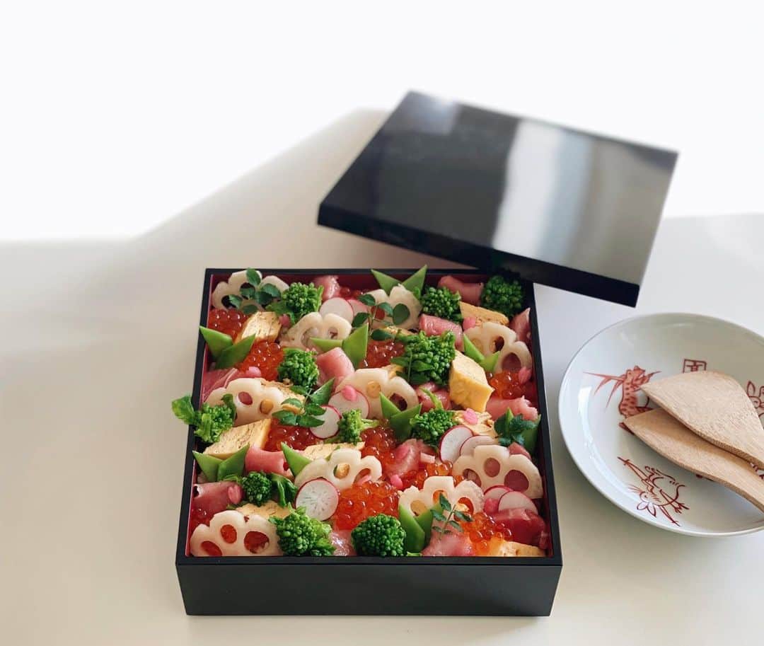 Risako Yamamotoさんのインスタグラム写真 - (Risako YamamotoInstagram)「🌸  久しぶりにちらし寿司作りました！♡ 梅酢漬けにして、桜の花びらに見立てた大根、気付いてもらえて嬉しい😮‍💨🌸  花れんこんは甘酢漬け、菜の花はお浸しにしました。  ちらし寿司の素は @glosa.organic で購入したもの♡ 美味しかったのでまたリピートしたいです☺︎  #ちらし寿司 #wacchiskitchen  #glosaorganic #五目ちらし」3月9日 8時55分 - risako_yamamoto