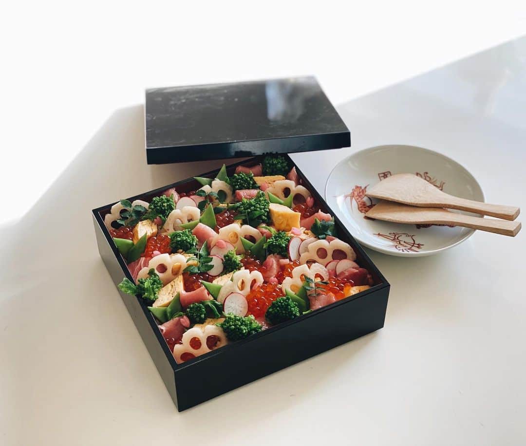 Risako Yamamotoさんのインスタグラム写真 - (Risako YamamotoInstagram)「🌸  久しぶりにちらし寿司作りました！♡ 梅酢漬けにして、桜の花びらに見立てた大根、気付いてもらえて嬉しい😮‍💨🌸  花れんこんは甘酢漬け、菜の花はお浸しにしました。  ちらし寿司の素は @glosa.organic で購入したもの♡ 美味しかったのでまたリピートしたいです☺︎  #ちらし寿司 #wacchiskitchen  #glosaorganic #五目ちらし」3月9日 8時55分 - risako_yamamoto