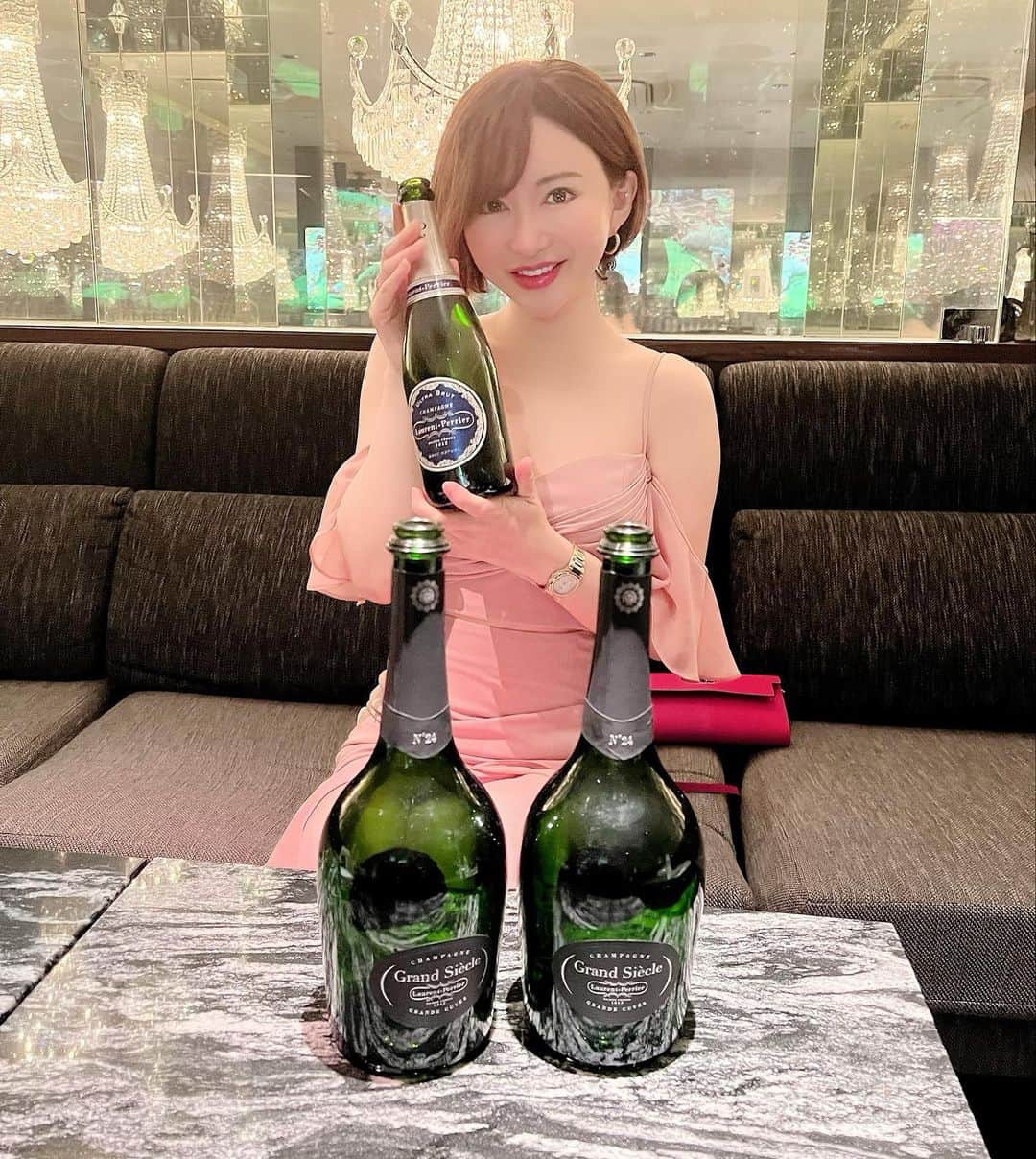 里美ゆりあのインスタグラム：「ローランペリエグランシエクル飲まさせて頂きました😊  15年前に初めて飲んだ時も今もとても飲みやすくて味もスッキリしててとても美味しい😋✨  手に持ってるのは糖質オフの ローランペリエウルトラブリュット  ホームパーティーにも持っていきやすい価格も嬉しい♡  #suntory  #サントリー #シャンパン #champagne  #ローランペリエ #ローランペリエグランシエクル  #ローランペリエウルトラブリュット」
