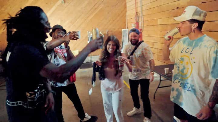 シャネル・ウエスト・コーストのインスタグラム：「Check out the BTS of #Vinyl music video on my YouTube! Update: I did make him my boyfriend in real life 😂🤷🏼‍♀️ YouTube.com/chanelwestcoast   Comment your fave part of the BTS video! 😀🙏🏼」