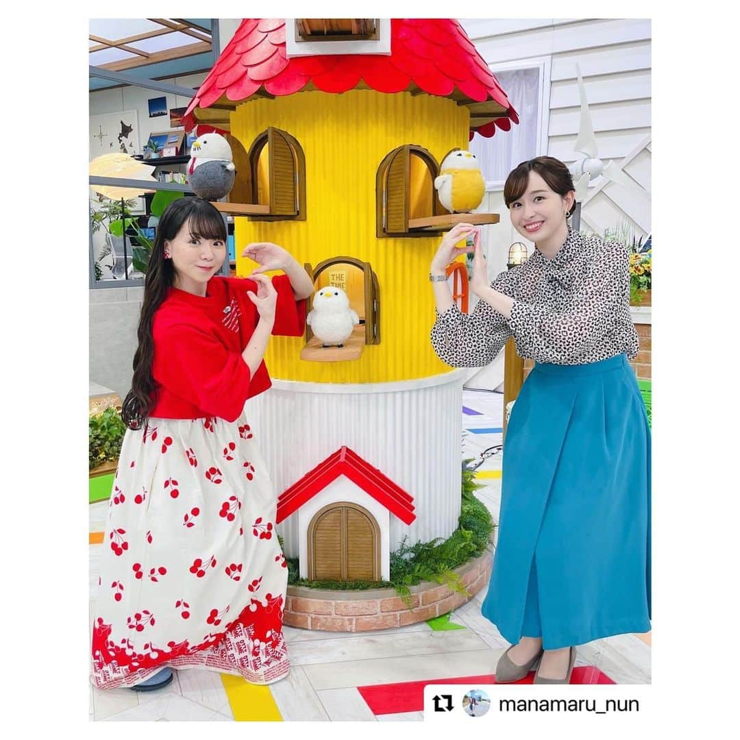 宇賀神メグさんのインスタグラム写真 - (宇賀神メグInstagram)「🐥  . .  まなまるさんと一緒に3月9日ポーズ！🕺 ありがとうございました！😆✨  まなまるさんのスカートが さく(39)らんぼ柄でした🍒  . .  #Repost @manamaru_nun with @make_repost ・・・ 🍒  さんきゅーーーーー！  というわけで、3月9日。 『THE TIME』ありがとうございました！  流れる季節の真ん中で ふと日の長さを感じます。 感じてます。はい。  宇賀神アナと試行錯誤して 3月9日ポーーーーーズ！ ちょっと分かりにくいのはご愛嬌😚笑  トップス・さくらんぼワンピ🍒 @ottodame_jp  イヤリング🦩 @kitanodesu  デニムブーツ👢 @freelance_paris   #thetime_tbs  #まなまる」3月9日 9時54分 - ugajin_megu