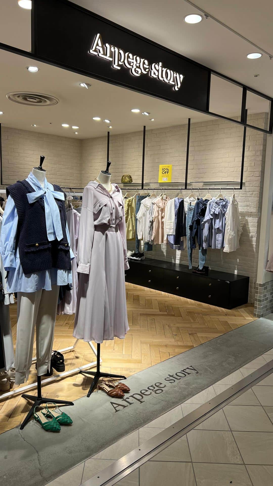 のインスタグラム：「3/9(wed) ルミネ新宿店よりショップクルーズで配信致しました✨  staff natsu158  ※この投稿はフィードから削除する場合がございます。  ▶▶︎▶︎SHOP NEWS ⁡ ◼️LUMINE CARD 10%OFF 3/4(金)〜3/13(日)  ルミネカードご利用でお引き落とし時に10%OFFとなります。  お得なこの期間をお見逃しなく🛍  -----------------------------------------------  ⭐️ルミネ新宿店、ルミネ池袋店限定⭐️  税込¥66.000以上お買い上げで ルームウェアをプレゼント🎁  詳しくは店舗までお問い合わせください。 ↓↓↓↓↓ ルミネ新宿店 ☎︎ 03-3345-0035  ルミネ池袋店　☎︎ 03-5954-8259  -----------------------------------------------  #arpegestory #apuweiserriche #jusglitty #rirandture  #mystrada #cadune  #arpegestoryoriginal  #アルページュストーリー #ファッションの力を信じよう」