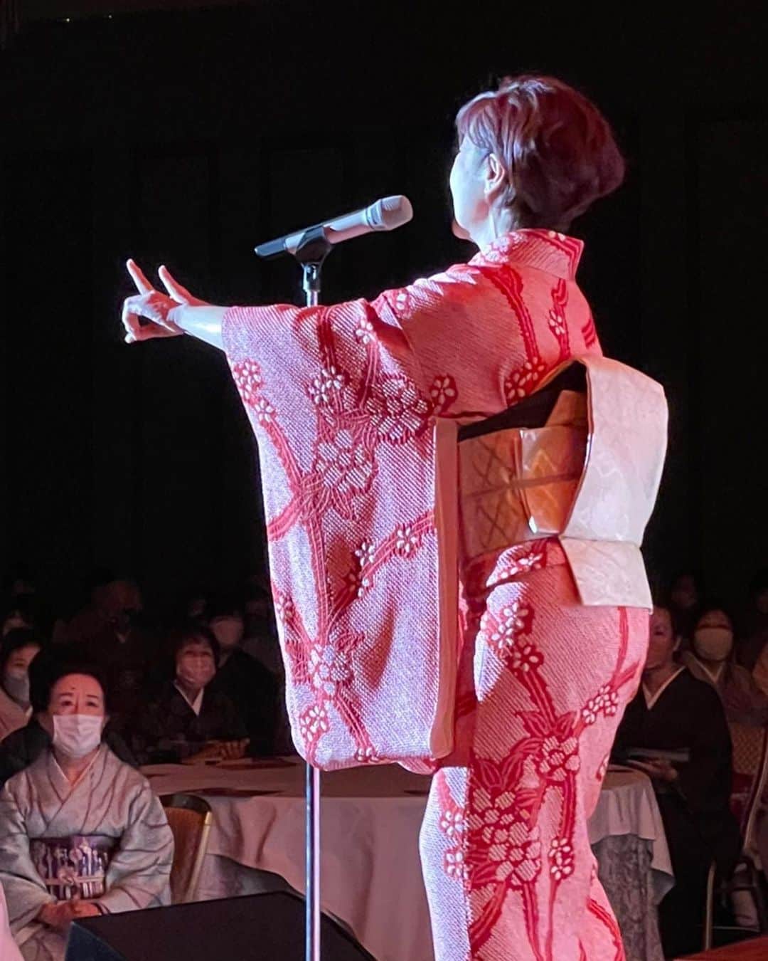 神野美伽さんのインスタグラム写真 - (神野美伽Instagram)「3月9日  昨日は 博多ホテルニューオータニで 企業様貸切のディナーショーでした  本当に久しぶりの福岡！ 前日　大阪から最終の新幹線で入って ショーが終わったらすぐに東京へ帰ると言う ほんの一瞬の出来事⁉️のような博多滞在でしたが やはり 沢山のお客様の前で歌を歌えることが 最高に幸せ❗️と 体じゅうで感じることが出来ました  お客様には 皆様　マスク着用をしていただき お声も出さないでいただくと言う 何とも切ないお願いをしてのショーでしたが  ２枚目の写真にあるように 皆さまがメッセージカードを準備して下さっていて 私は K-POPのアイドルにでもなったような気分になりましたよ（笑）  主催者様　 そして お越し下さいましたお客様のお心くばりに感謝  皆さま 本当に有難うございました  また 会いましょう❗️  #博多ニューオータニ　#ディナーショー　#福岡　　#博多」3月9日 10時11分 - mika_shinno_japan
