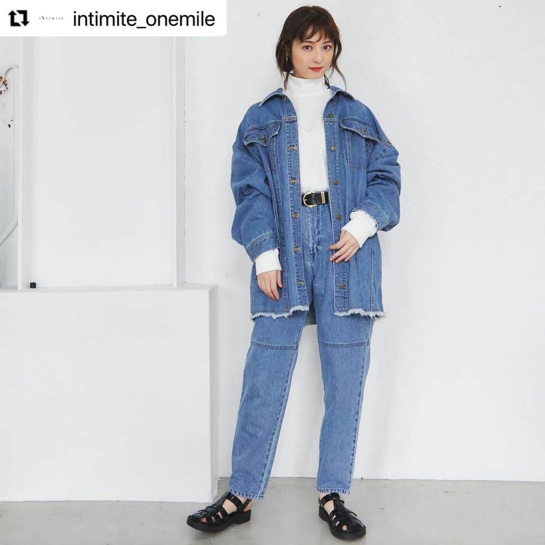 佐々木希さんのインスタグラム写真 - (佐々木希Instagram)「denim×denim☺︎  #Repost @intimite_onemile with @make_repost ・・・ . 【Coordinate】 ✔︎Big Denim Jacket ✔︎Stand neck Long Sleeve T ✔︎Cut off Denim Pants ✔︎Leather Belt  iNtimitéで人気の高いデニムアイテムです。生地の染めは広島、生地の織りと縫製、加工は岡山とデニム産地の職人さんたちと丁寧に作りあげました。 2アイテムを同じ生地、同じ加工で仕上げているので、セットアップとして着用頂けます。 それぞれSとMの2サイズ展開です。  #iNtimite  #iNtimité  #アンティミテ #madeinjapan  #onemilewear  #2022ss #Denim #デニムジャケット #春先アウター #ビッグシルエット #セットアップコーデ」3月9日 10時15分 - nozomisasaki_official