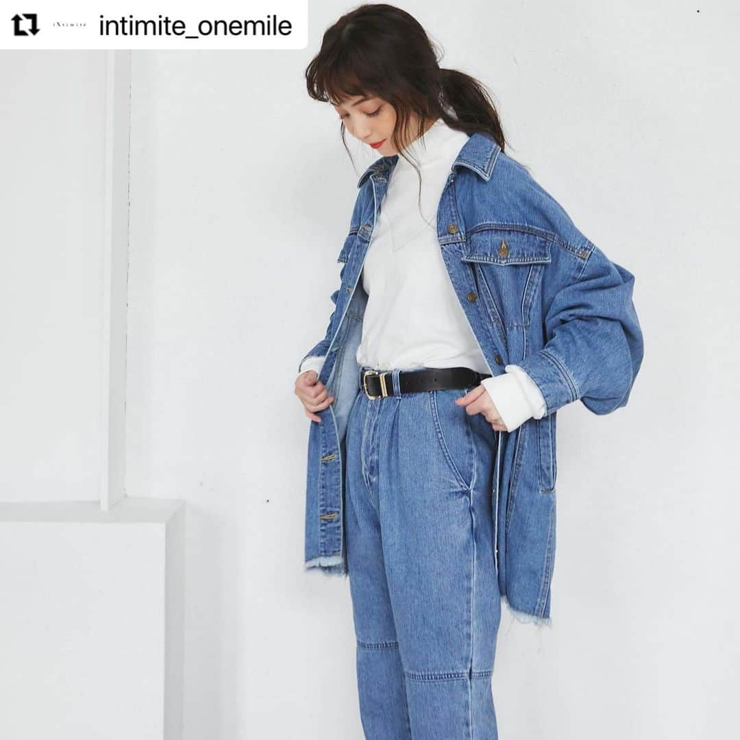 佐々木希さんのインスタグラム写真 - (佐々木希Instagram)「denim×denim☺︎  #Repost @intimite_onemile with @make_repost ・・・ . 【Coordinate】 ✔︎Big Denim Jacket ✔︎Stand neck Long Sleeve T ✔︎Cut off Denim Pants ✔︎Leather Belt  iNtimitéで人気の高いデニムアイテムです。生地の染めは広島、生地の織りと縫製、加工は岡山とデニム産地の職人さんたちと丁寧に作りあげました。 2アイテムを同じ生地、同じ加工で仕上げているので、セットアップとして着用頂けます。 それぞれSとMの2サイズ展開です。  #iNtimite  #iNtimité  #アンティミテ #madeinjapan  #onemilewear  #2022ss #Denim #デニムジャケット #春先アウター #ビッグシルエット #セットアップコーデ」3月9日 10時15分 - nozomisasaki_official