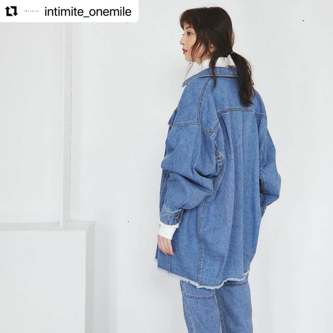 佐々木希さんのインスタグラム写真 - (佐々木希Instagram)「denim×denim☺︎  #Repost @intimite_onemile with @make_repost ・・・ . 【Coordinate】 ✔︎Big Denim Jacket ✔︎Stand neck Long Sleeve T ✔︎Cut off Denim Pants ✔︎Leather Belt  iNtimitéで人気の高いデニムアイテムです。生地の染めは広島、生地の織りと縫製、加工は岡山とデニム産地の職人さんたちと丁寧に作りあげました。 2アイテムを同じ生地、同じ加工で仕上げているので、セットアップとして着用頂けます。 それぞれSとMの2サイズ展開です。  #iNtimite  #iNtimité  #アンティミテ #madeinjapan  #onemilewear  #2022ss #Denim #デニムジャケット #春先アウター #ビッグシルエット #セットアップコーデ」3月9日 10時15分 - nozomisasaki_official