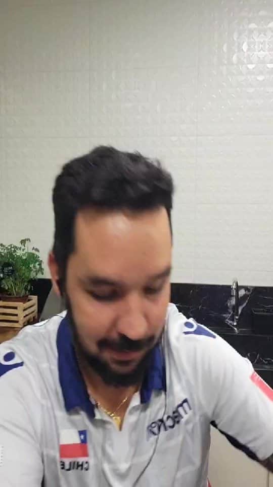 ウィリアム・アルジョナのインスタグラム：「Live série B hoje foi fantástica!! Ensinamentos pra todos nós com a craque @larizink  Muita atenção ao nosso cérebro pessoal!  Agradecimento a Larissa por ter aceitado nosso convite, e aos parceiros de sempre @gustavollei e @marcelinhodovolei  Lembrando a todos que as nossas lives estão salvas no YouTube! Entrem e se inscrevam! Próximas lives serão por lá!  Link na bio.」