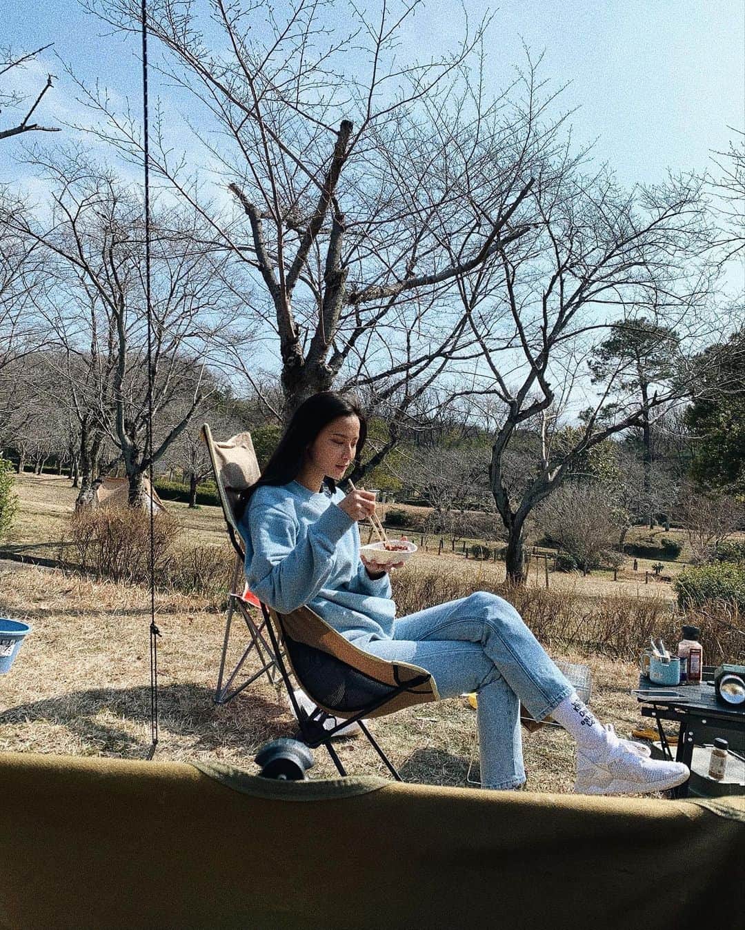 小屋春菜のインスタグラム：「娘が撮る私は一生食べていた。。。 今はYouTubeでBTS見ながらパスタ茹でてる😀😀😀  #ダイエットは明日からさんの投稿」