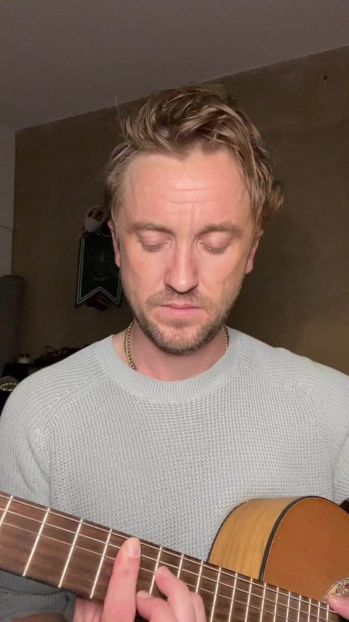 トム・フェルトンのインスタグラム：「❤️ stands up」