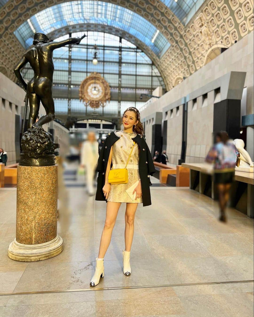 平山美春のインスタグラム：「@louisvuitton #fw22 collection🌼at @museeorsay  . オルセー美術館で行われたLOUIS VUITTONの22年秋冬コレクション✨ 今まで会場はルーブルでしたが今回初めてオルセー美術館に✨前回のパリコレの時はルーヴルで拝見しましたが、雰囲気がガラッと変わり、スケールの大きさを改めて感じさせていただきました！ 普段のオルセー美術館の景色が一気にランウェイに変わる姿もまた素晴らしく魅力的で、本当に2年ぶりにパリに来て良かったと感じたパリコレの締めくくりでした😇 . 今回のパリ、ミラノもたくさん貴重な機会をいただき本当に感謝しかありません✨ありがとうございました💛 . #paris #louisvuitton  #pariscollection #lvfw22  #lv #fashion #fashiongram  #instafashion #parisfashionweek  #ルイヴィトン #パリコレ」