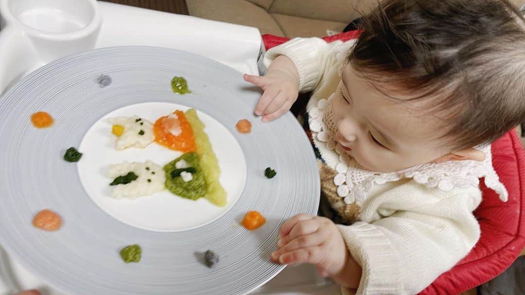 東なつ紀のインスタグラム：「ひな祭り🎎🌸当日は #離乳食アート　してみたよ🐰🐱 ハーフバースデーの時よりは上手くできた👏  大人も贅沢させてもらった1日でした🤍 #初節句  #ひな祭り」