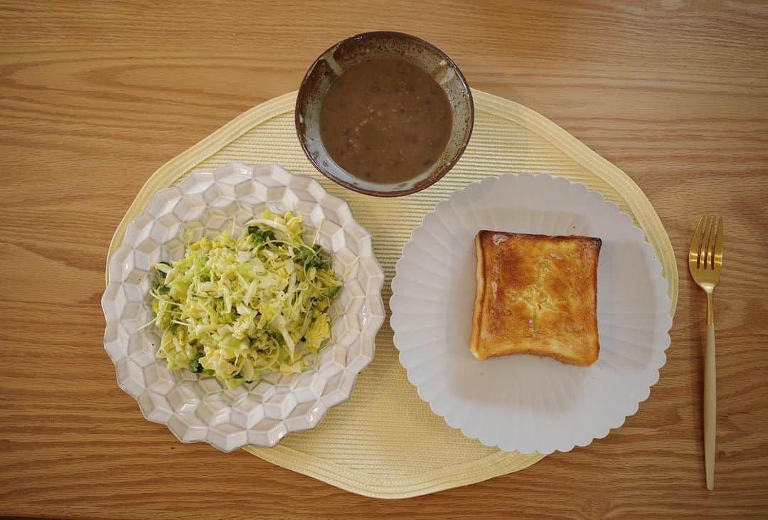 内山理名さんのインスタグラム写真 - (内山理名Instagram)「𓌉◯𓇋   バタートースト、キャベツと胡瓜とカイワレのコールスロー、マッシュルームポタージュ。  これに美味しいコーヒーで💛  どんな食パンが好きですか？私は少し硬めでカリっとした、あまり甘くないのが好みです。これは好みの耳が硬め✨  #バタートースト」3月9日 12時02分 - rinauchiyama_official