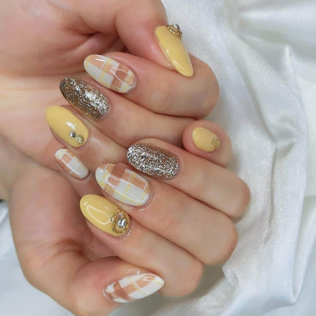 のインスタグラム：「今回のネイルは黄色チェック💛 見てるだけで幸せ気分になる🥺💕 ． hand💅💞 @lapis_kotoko さん foot💅💞 @lapis_manami さん いつもありがとうございます❤️ @lapis_eyelash_nail  ． #nails  #ネイルデザイン #イエローネイル  #チェックネイル  #春ネイル #lapis」