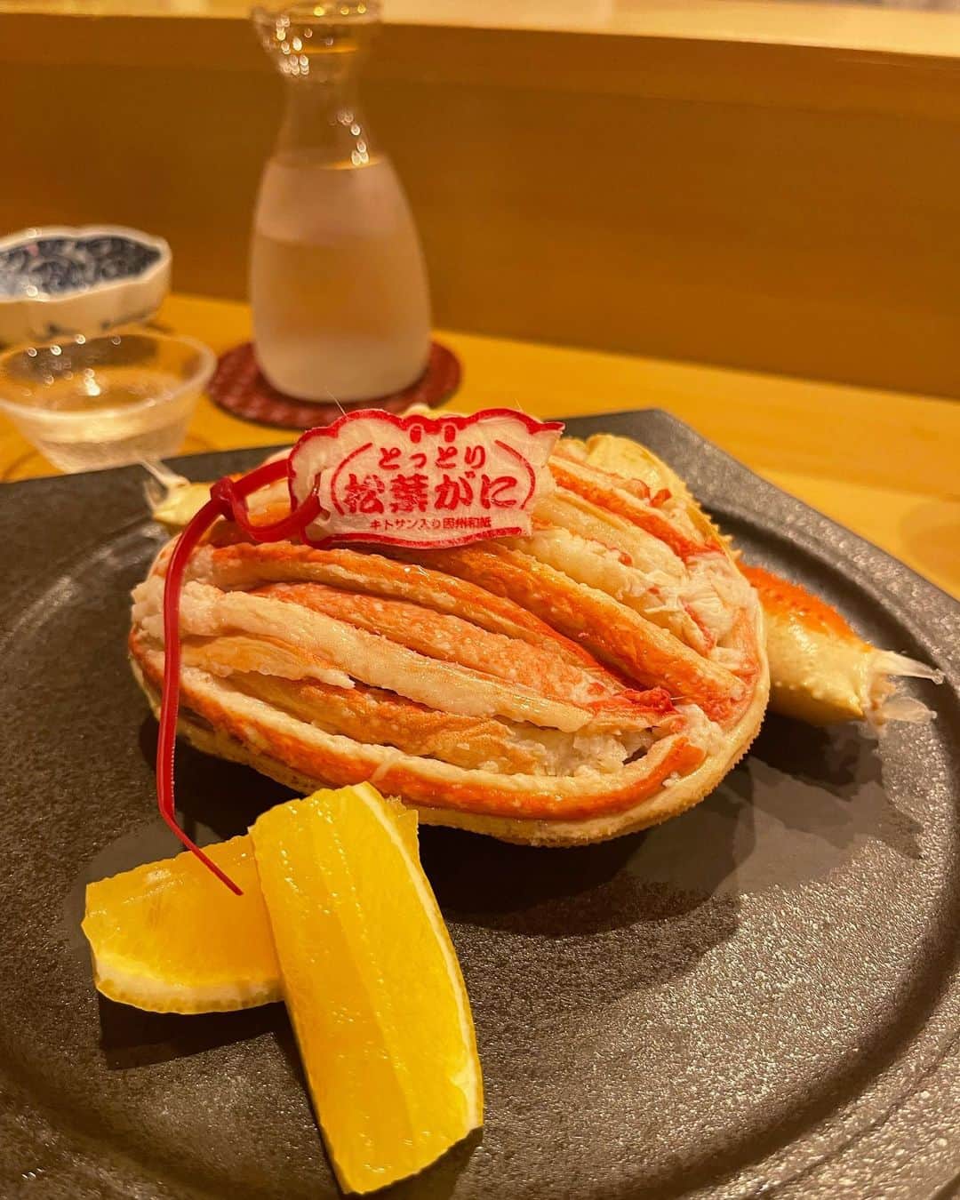 のインスタグラム：「. . 東京で地元鳥取の松葉がに🤤♡ 出てきた瞬間大興奮でした。笑  そしてここの焼き寿司は 定期的に食べたくなります。 コロナが落ち着いたらまた行きたい🥲  そして本日「中日新聞」夕刊に 連載コラム載せて頂きます！  動ける力士が上位に沢山いるので 今場所は番付表眺めるだけでも かなりわくわくどきどきする😌笑 心配なのは大関の貴景勝関と正代関。 . . #時差投稿 #和食 #歩路庵  #鳥取 #松葉蟹 #松葉ガニ #🦀」