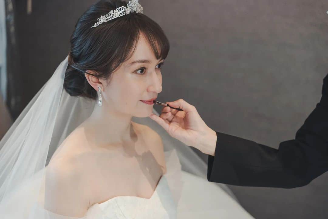 白井珠希のインスタグラム：「*⁡ ⁡*⁡⁡ ⁡コロナ禍で延期に継ぐ延期となっていた結婚式を、先日無事に執り行うことができました。⁡ ⁡*⁡ ⁡あらためて選び直したドレスも小物も、とっても気に入っていて、着用することができてとても幸せでした✨⁡ 写真にも残していただけたので、少しだけ投稿していきますね。 ⁡*⁡ ⁡*⁡ ⁡ #結婚式 #ウェディングドレス  #ウェディングヘア  #ウェディングフォト  #ウェディング小物 #ウェディングメイク #モデル  #白井珠希 #ティアラ  #結婚 #結婚式ヘアアレンジ  #コロナ禍  #ウェディングアクセサリー  #ウェディングモデル」
