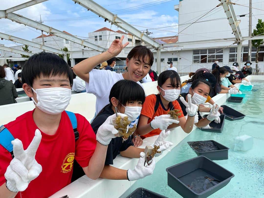 田中律子さんのインスタグラム写真 - (田中律子Instagram)「3月5日サンゴの日💛  石垣島の子供たちと一緒に、サンゴの講演会と、サンゴの苗作り体験会をしました🤩  汗ばむくらいのお天気の中、みんなでサンゴの苗を作って、その後、ダイバーの人たちに、海に植えてもらいました🙌🤿  こんな素敵なイベントをいっぱい開催していきたいです💛  #okinawa  #okinawalife  #2拠点生活  #npo法人アクアプラネット  #サンゴ保全活動 #ボランティア #さんごの苗作り体験 #100年後の子供たちにこの海を残そう」3月9日 12時29分 - ri2kotanaka