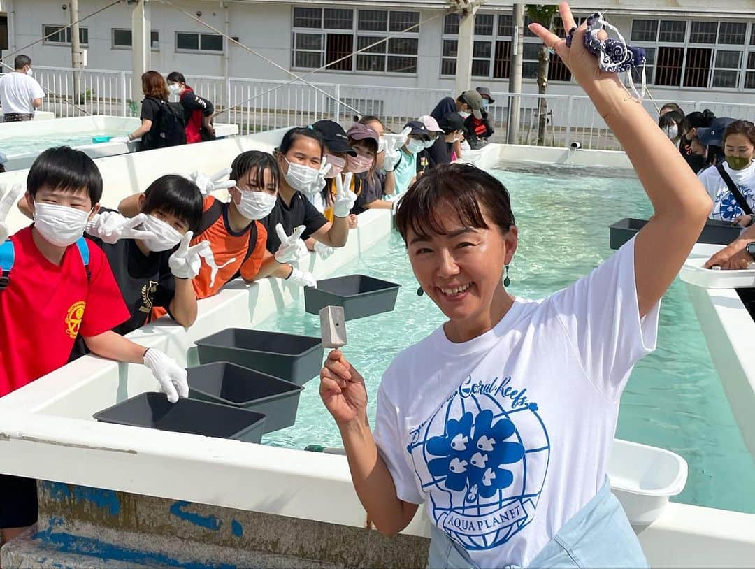 田中律子さんのインスタグラム写真 - (田中律子Instagram)「3月5日サンゴの日💛  石垣島の子供たちと一緒に、サンゴの講演会と、サンゴの苗作り体験会をしました🤩  汗ばむくらいのお天気の中、みんなでサンゴの苗を作って、その後、ダイバーの人たちに、海に植えてもらいました🙌🤿  こんな素敵なイベントをいっぱい開催していきたいです💛  #okinawa  #okinawalife  #2拠点生活  #npo法人アクアプラネット  #サンゴ保全活動 #ボランティア #さんごの苗作り体験 #100年後の子供たちにこの海を残そう」3月9日 12時29分 - ri2kotanaka