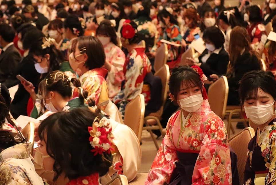 東京ブライダル専門学校 公式さんのインスタグラム写真 - (東京ブライダル専門学校 公式Instagram)「2022年3月8日 🌸2021年度卒業式🌸 ⁡ 昨日、帝国ホテルで卒業式が行われました✨ ⁡ コロナ禍で今までの当たり前が非日常となり、 本校でも新型コロナウイルス感染症の様々な対策を取り、学生の皆さんにも沢山のご不便をおかけしたと思います。 ⁡ そんな中でも、自分にできることを日々一生懸命に頑張り、仲間と励まし合って乗り越えてきた皆さんは、本当に素晴らしいです👏 ⁡ 教職員一同、こうして皆さんの旅立ちを祝福することができて嬉しいです😌✨ ⁡ この2年間大変だったと思いますが、これから沢山の可能性が待っています！ 本校での学びや仲間との経験を活かして、素敵な社会人になってください。 ⁡ 心から応援しています🌸 ⁡ ⁡ ⁡ ⁡ #東京ブライダル専門学校 #ブライダル #ウエディング #総合学科 #jk1 #jk2 #jk3 #fjk #sjk #ljk #東中野 #専門学校 #高校生 #高1 #高2 #高3 #卒業式  #卒業」3月9日 12時58分 - tokyobridal