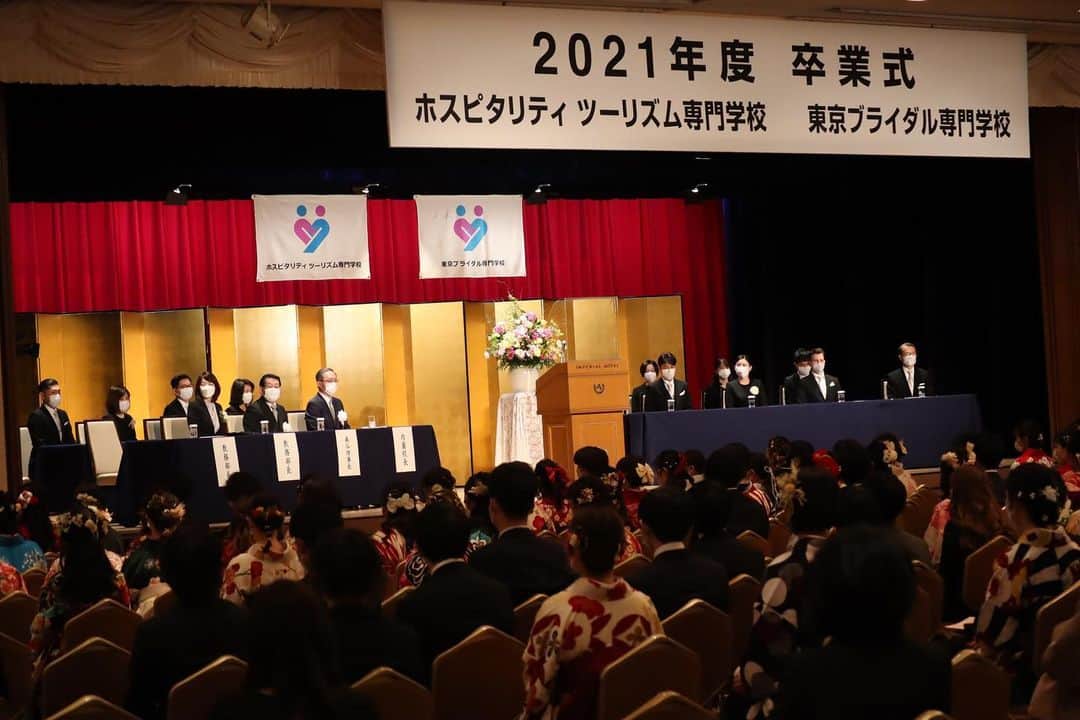 東京ブライダル専門学校 公式のインスタグラム：「2022年3月8日 🌸2021年度卒業式🌸 ⁡ 昨日、帝国ホテルで卒業式が行われました✨ ⁡ コロナ禍で今までの当たり前が非日常となり、 本校でも新型コロナウイルス感染症の様々な対策を取り、学生の皆さんにも沢山のご不便をおかけしたと思います。 ⁡ そんな中でも、自分にできることを日々一生懸命に頑張り、仲間と励まし合って乗り越えてきた皆さんは、本当に素晴らしいです👏 ⁡ 教職員一同、こうして皆さんの旅立ちを祝福することができて嬉しいです😌✨ ⁡ この2年間大変だったと思いますが、これから沢山の可能性が待っています！ 本校での学びや仲間との経験を活かして、素敵な社会人になってください。 ⁡ 心から応援しています🌸 ⁡ ⁡ ⁡ ⁡ #東京ブライダル専門学校 #ブライダル #ウエディング #総合学科 #jk1 #jk2 #jk3 #fjk #sjk #ljk #東中野 #専門学校 #高校生 #高1 #高2 #高3 #卒業式  #卒業」